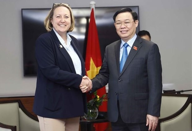 Le Président de l'Assemblée nationale vietnamienne, Vuong Dinh Huê, et la ministre britannique du Commerce international Anne-Marie Trevelyan. Photo : VNA.