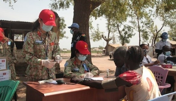 Les Casques Bleus médecins vietnamiens mènent la consultation et le traitement pour les habitants du Soudan du Sud. Photo: L'hôpital de campagne de niveau 2 N°3 à la Mission des Nations unies au Soudan du Sud (MINUSS). Photo : VNA. 