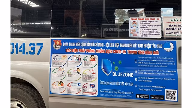 L'affiche sur la sensibilisation du téléchargement de l'application Bluezone sur le bus. Photo : NDEL.
