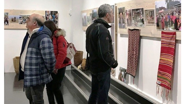 Un coin de l’exposition sur les costumes des 54 ethnies du photographe français, Alain Dussarp, lors de l’événement intitulé « Aux Cœurs du Vietnam ». Photo : NDEL. 