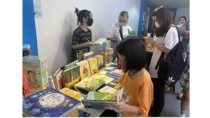 Au stand de la librairie française Blue Horizon. Photo : CVN