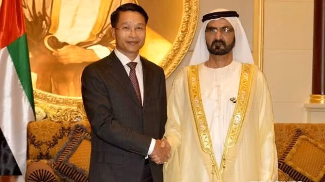 L'ambassadeur du Vietnam aux EAU, Pham Binh Dàm (gauche), vient présenter ses lettres de créance au vice-Président et Premier ministre des EAU, Sheikh Mohmmed Bin Rashed Al Maktoum, le 5 novembre. Photo: VNA.