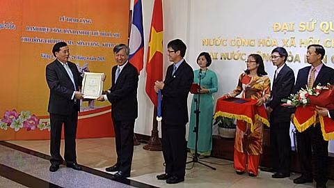 La cérémonie de remise du titre de citoyen d’honneur à Phimmasone Loungkamma. Photo: NDEL.