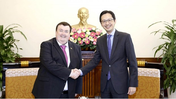 L’assistant du ministre vietnamien des Affaires étrangères, Dô Hùng Viêt (à droite), et le ministre d'État au ministère irlandais des Affaires étrangères, Colm Brophy. Photo : baoquocte.vn