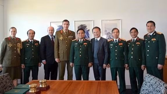 La délégation militaire vietnamienne et des dirigeants du Département australien de la Défense. Photo : QDND.