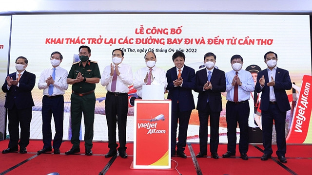 Le Président Nguyên Xuân Phuc (au centre) lors de la cérémonie à Cân Tho, le 6 avril. Photo : VNA.