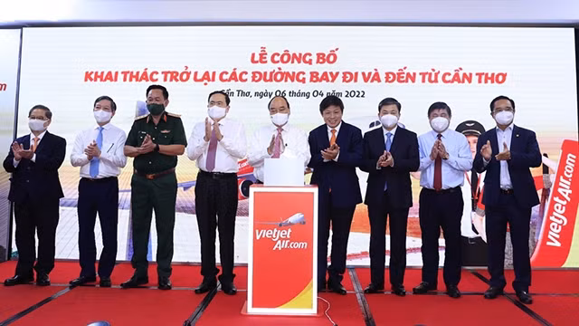 Le Président Nguyên Xuân Phuc (au centre) lors de la cérémonie à Cân Tho, le 6 avril. Photo : VNA.