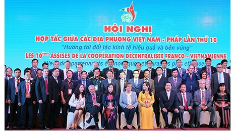 Photo de famille des participants des 10es Assises de la coopération décentralisée franco-vietnamienne tenues dans la ville de Cân Tho (delta du Mékong). Photo: baocantho.com.vn