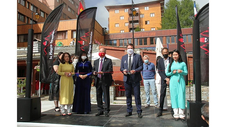 L'ambassadeur du Vietnam en France, Dinh Toàn Thang, et le maire de La Plagne Tarentaise ont coupé la bande d'inauguration. Photo : nhandan.vn