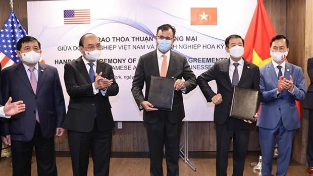 Le Président Nguyên Xuân Phuc assiste à la signature du mémorandum d’entente entre Vingroup et Google Cloud. Photo: VNA.