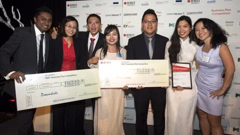 La remise des prix aux équipes Nutrimens (droite) et DreamKids (gauche). Photo: RMIT.