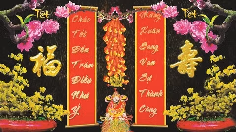 Des sentences parallèles écrites dans un style calligraphique. Photo: Archives/CVN.