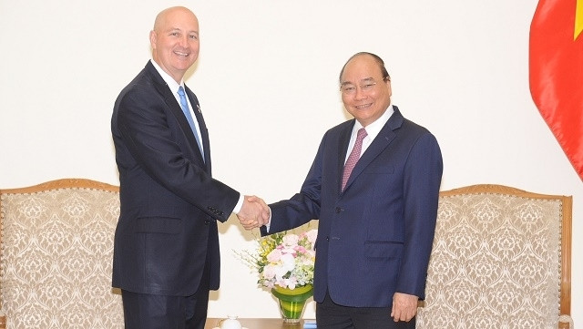 Le PM Nguyên Xuân Phuc (à droite) et le gouverneur américain du Nebraska, John Pete Ricketts, le 6 septembre. Photo : Trân Hai/NDEL.