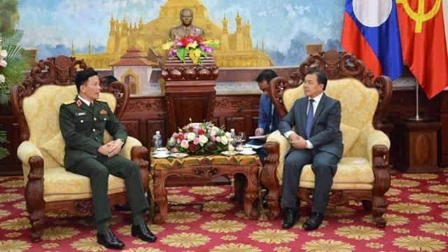 Le contre-amiral Nguyên Trong Binh (à gauche), chef d’état-major général adjoint de l’Armée populaire du Vietnam et l’ambassadeur laotien au Vietnam Sengphet Houngboungnuang. Photo: qdnd.vn