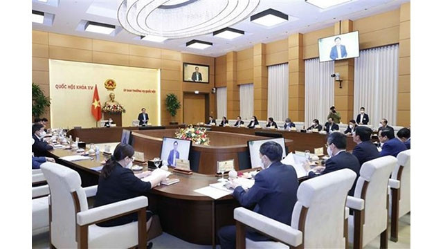 Le Président de l’Assemblée nationale, Vuong Dinh Huê, travaille à Hanoi avec les autorités de la province de Bên Tre. Photo : VNA.