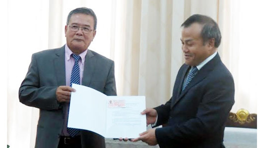 Dinh Ngoc Riêm (à gauche), consul d’honneur du Vietnam en Nouvelle-Calédonie. Photo: hanoimoi.com.vn.
