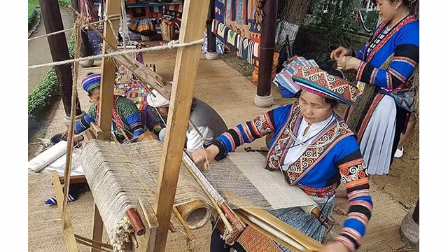 Les H'Mông se consacrent au tissage du lin depuis de nombreuses générations. Photo : hanoimoi.com.vn