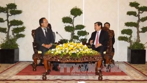 Le président du Comité populaire de Hô Chi Minh-Ville, Nguyên Thành Phong (à droite), et le vice-ministre japonais de l’Intérieur et de la Communication, Sasajima Takayuki. Photo: VNA.
