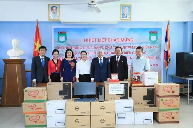 Le secrétaire du Comité central du Parti et président du Comité central du Front de la Patrie du Vietnam (FPV) Dô Van Chiên offre des cadeaux à lécole bilingue vietnamo-lao Nguyên Du à Vientiane. Photo: daidoanket