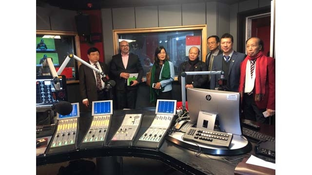 La délégation de la VOV conduite par son directeur général, Nguyên Thê Ky, visite le studio de la Compagnie sud-africaine de télédiffusion. Photo : VOV. 