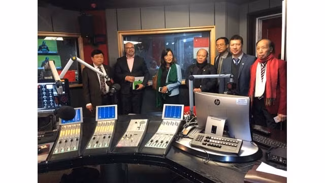 La délégation de la VOV conduite par son directeur général, Nguyên Thê Ky, visite le studio de la Compagnie sud-africaine de télédiffusion. Photo : VOV. 