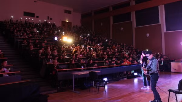 Plus de 300 spectateurs, tant vietnamiens qu’étrangers, sont venus se partager l’ambiance du Têt vietnamien. Photo: Hoàng Son.