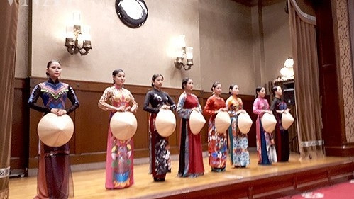 Un défilé de "ao dài" (tunique traditionnelle des Vietnamiennes) à Kanagawa. Photo : toquoc. 