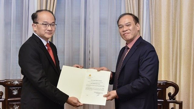 Cérémonie de remise de l’exequatur au nouveau consul général de Singapour à HCM-Ville. Photo : BQT.