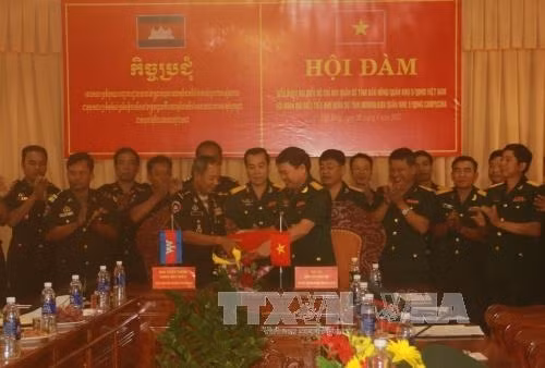 Entretien entre les forces armées des provinces vietnamienne de Dac Nông et cambodgienne de Mondulkiri, le 20 avril, à Dac Nông. Photo: VNA. 