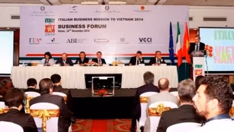 L’entretien entre des entreprises vietnamiennes et italiennes dans la matinée du 24 novembre. Photo: NDEL.