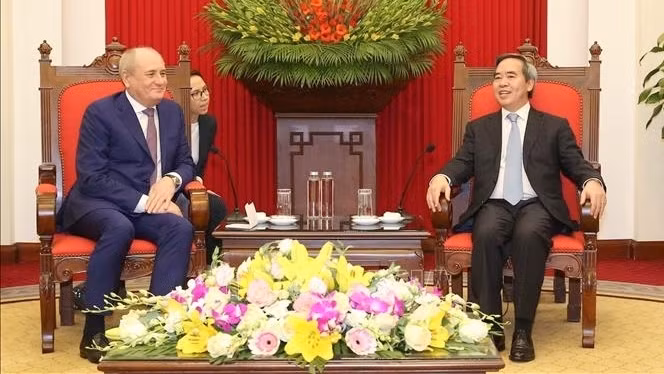 Le chef de la Commission de l’Économie du CC du PCV Nguyên Van Binh (à droite) et Vitaly Markelov, membre du conseil d'administration et vice-président du comité de gestion du groupe russe Gazprom. Photo : VNA.