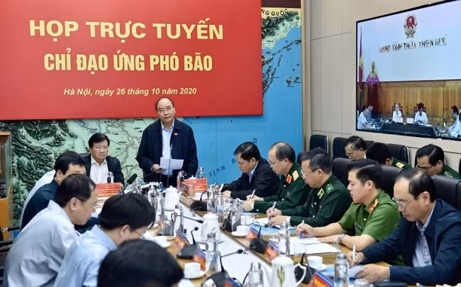 Le PM Nguyên Xuân Phuc prend la parole lors de la réunion. Photo : NDEL.