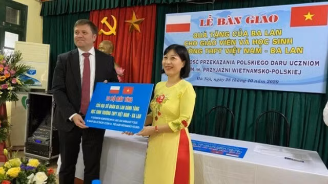 La cérémonie de remise des cadeaux au lycée Vietnam - Ba Lan. Photo: Ambassade de Pologne au Vietnam
