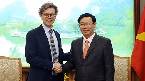 Le Vice-Premier ministre Vuong Dinh Huê (à droite) et l'ambassadeur de Suède au Vietnam, Pereric Högberg, le 11 mai à Hanoi. Photo : VGP.