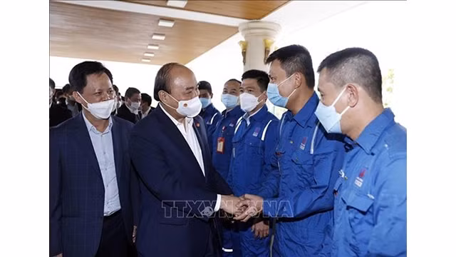 Le Président Nguyên Xuân Phuc rend visite aux salariés de la société pétrochimique Binh Son. Photo : VNA.
