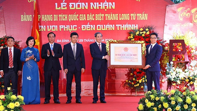 Remise du certificat reconnaissant les temples Voi Phuc et Quan Thanh en tant que «Vestiges nationaux spéciaux». Photo : NDEL.