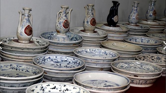 Un coin de l’exposition des objets trouvés dans 9 anciens naufrages le long de la côte vietnamienne, le 19 juin à Quang Nam. Photo : VNA.