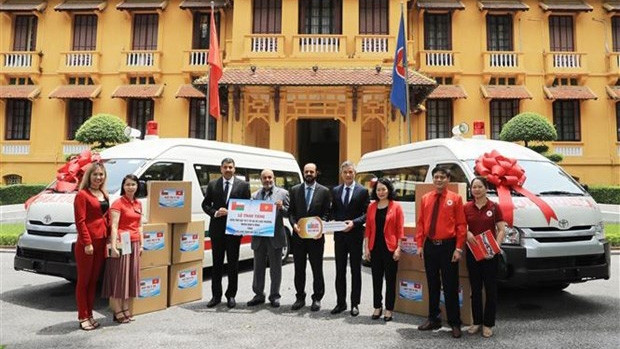 Cérémonie de remise du matériel médical soutenu par Oman. Photo : VNA.