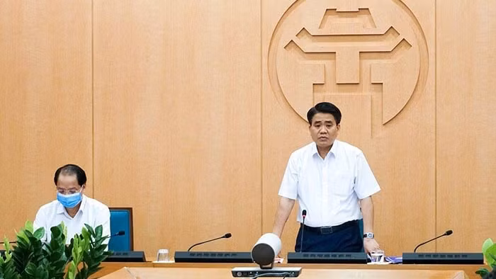 Le président du Comité populaire municipal, Nguyên Duc Chung, préside la visioconférence du comité de pilotage pour la prévention et le contrôle du COVID-19 de Hanoi. Photo : NDEL.