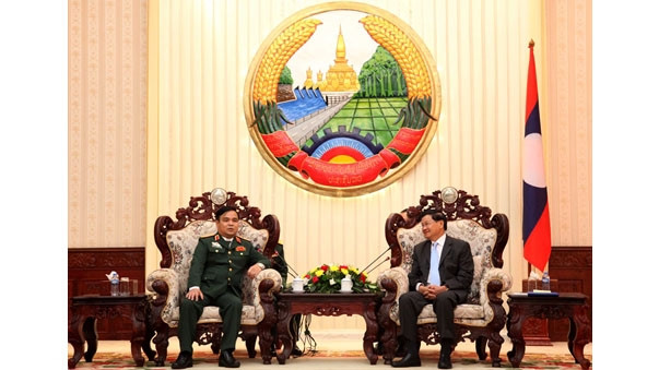 Le Premier ministre laotien, Thongloun Sisoulith (à droite), et le vice-ministre vietnamien de la Défense, Lê Chiêm, chef du Comité de Travail spécial du Gouvernement vietnamien, le 26 juin, à Vientiane. Photo: Pham Kiên/VNA/CVN.