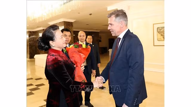  La Présidente de l'Assemblée nationale Nguyên Thi Kim Ngân (à gauche) et le premier secrétaire du Parti communiste de Biélorussie, Sokol A.N (à droite). Photo: VNA