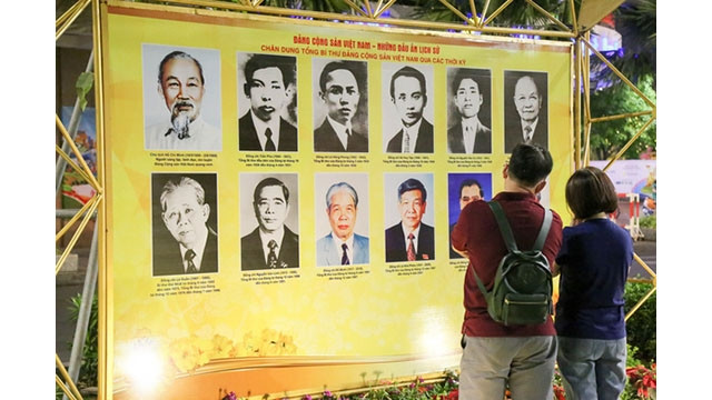 L'exposition présente les portraits des Secrétaires généraux du Parti et des Premiers Secrétaires du Parti à travers les périodes et Congrès. Photo: VNA