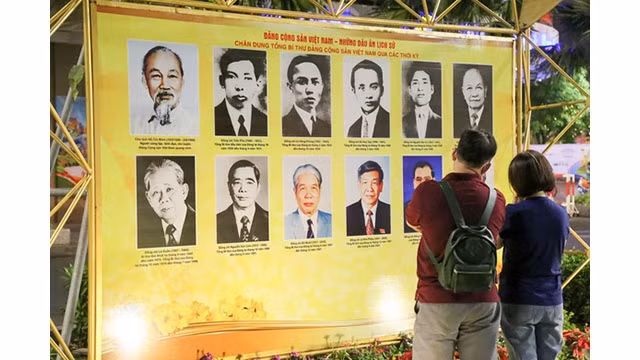 L'exposition présente les portraits des Secrétaires généraux du Parti et des Premiers Secrétaires du Parti à travers les périodes et Congrès. Photo: VNA