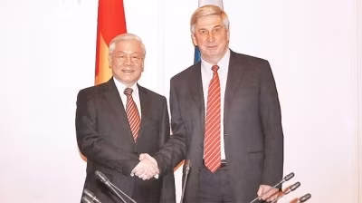Le SG du PCV, Nguyên Phu Trong (à gauche), et le Président par intérim de la Douma russe, Ivan Ivanovitch Melnikov.