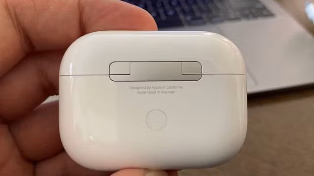 L’écouteur AirPods Pro avec l’inscription « Assemblé au Vietnam » au dos. Photo : vietnamnet.vn.