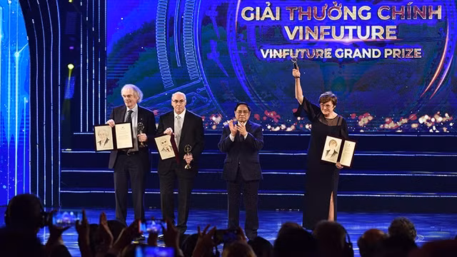 Le Premier ministre Pham Minh Chinh remet le Grand Prix VinFuture à trois scientifiques Katalin Kariko et Drew Weissman des États-Unis et Pieter Rutter Cullis du Canada. Photo : Trân Hai/NDEL.