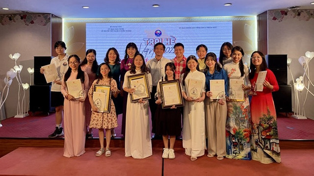 Remise des Prix du concours de contes vietnamiens. Photo : VOV.