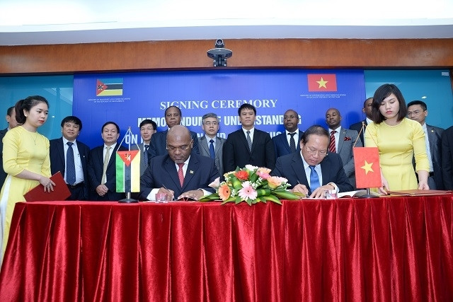 Le ministre vietnamien de l'Information et de la Communication (droite) et le ministre mozambicain du Transport et de la Communication signent le Mémorandum. Photo: NDEL