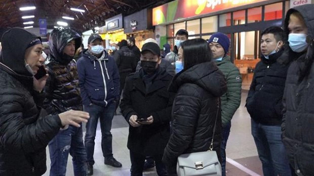 Des centaines de Vietnamiens d'Ukraine sont arrivés sains et saufs en Roumanie. Photo : VNA.