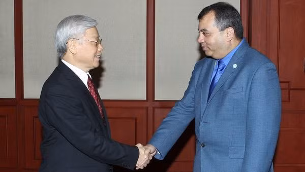 Le Secrétaire général du PCV, Nguyên Phu Trong (à gauche), reçoit, le 27 mars, le président de l’Union interparlementaire, Saber Chowdhury. Photo: VNA.